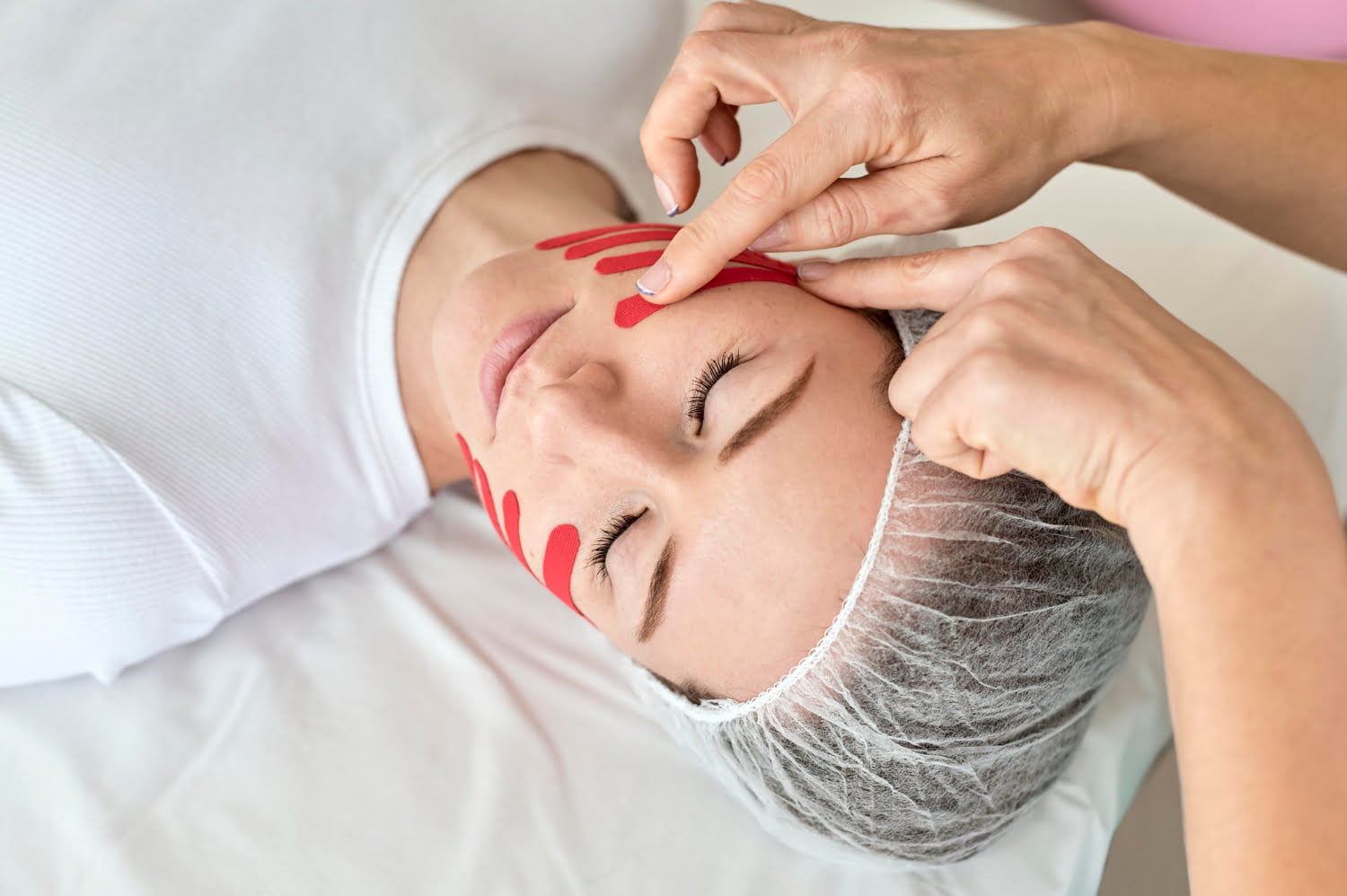 wykonywany jest zabieg tapingu